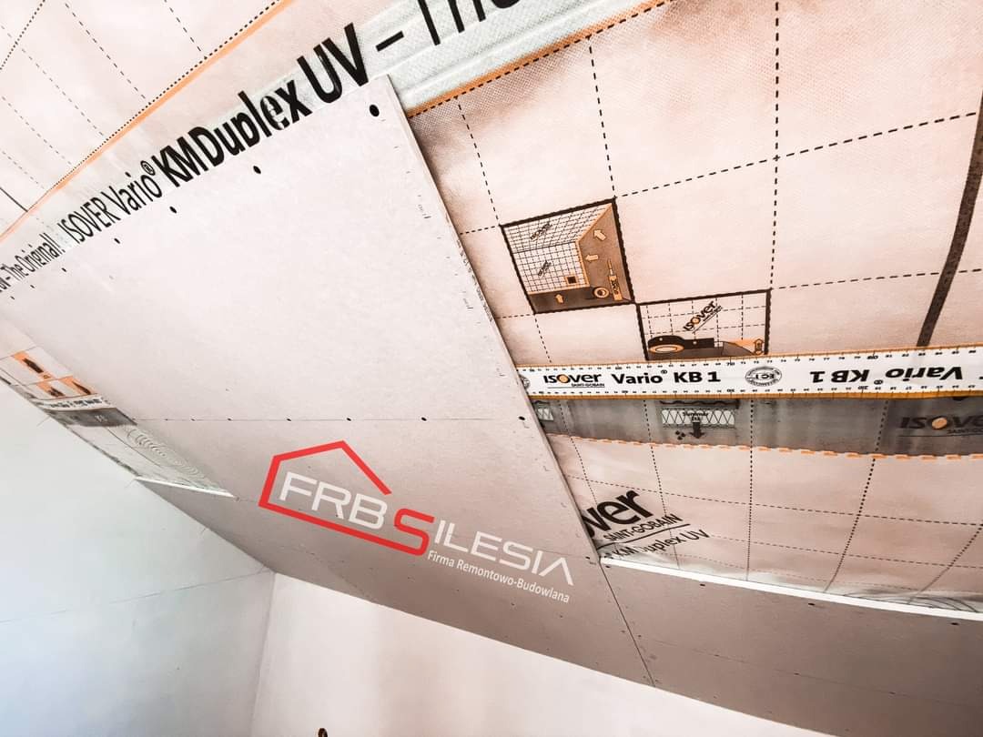 Ocieplenie poddasza z widoczną folią paroizolacyjną Isover Vario KB 1 i płytą karton gips, z logo firmy FRB Silesia w rogu