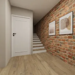 Korytarz z ceglaną ścianą, zdobiony abstrakcyjnymi obrazami w białych ramach. Widoczne schody i drzwi, a w tle fragment salonu z kominkiem.