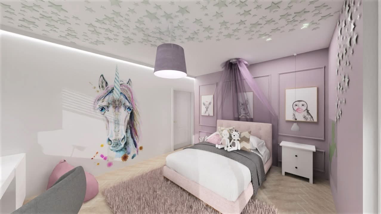 Pokój dziecięcy z łóżkiem, baldachimem, rysunkiem jednorożca na ścianie i gwiazdami na suficie, utrzymany w pastelowej kolorystyce.
