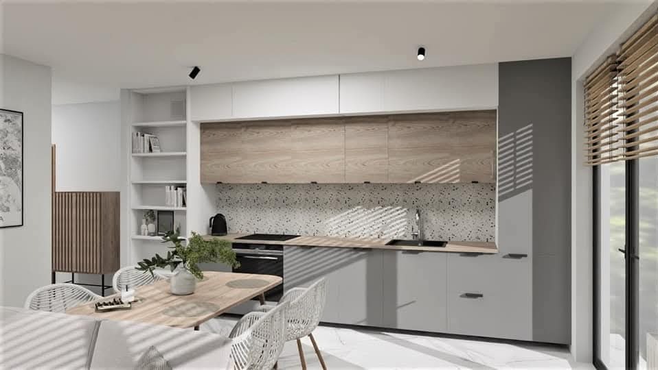 Jasna kuchnia w stylu skandynawskim z drewnianymi akcentami, szarą zabudową i marmurową podłogą. Nowoczesne oświetlenie punktowe i rolety bambusowe.