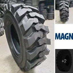 Opona Magna Tyres MB400 12.5/80-18 do koparko-ładowarki z wyraźnym bieżnikiem, prezentowana na tle magazynu opon.