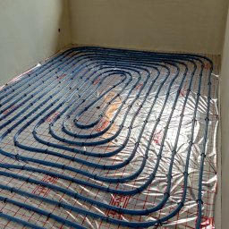 Ogrzewanie podłogowe wykonane w systemie KanTherm Blue Floor. Zastosowana rura to 18x2 dzięki której otrzymamy większe przepływy w naszej instalacji.