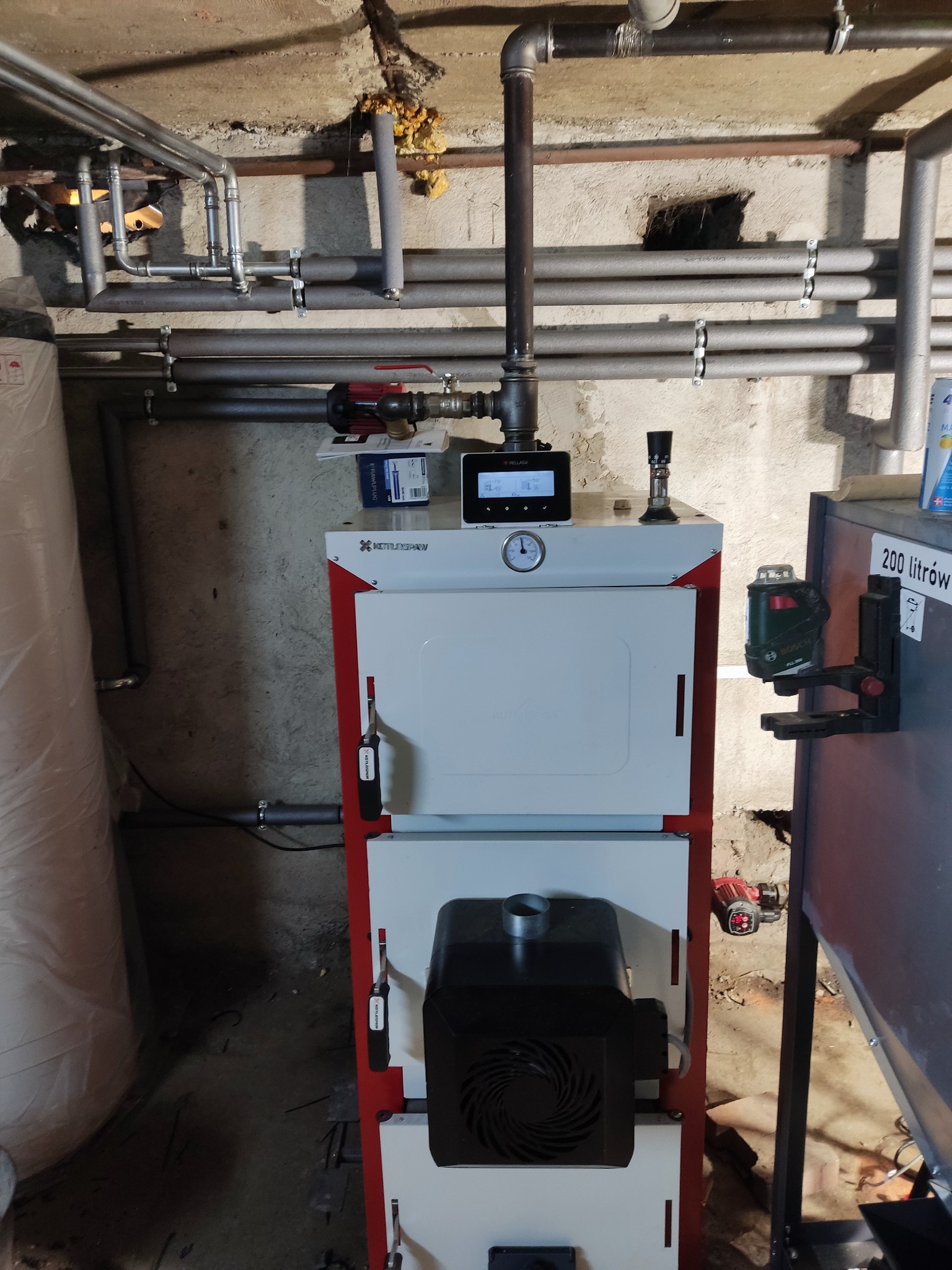 Kotłownia z kotłem 2w1 . Drewko plus od firmy Kotłospaw jest przystosowany do spalania pelletu oraz drewna.