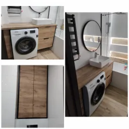 Nowoczesna łazienka z drewnianą szafką pod umywalką, w której zabudowana jest pralka Samsung, okrągłe lustro i grzejnik drabinkowy w czarnej ramie.