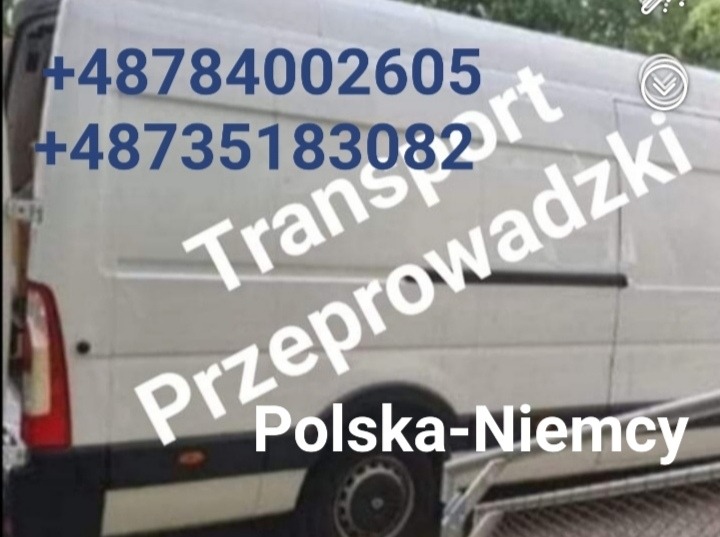 Biały bus transportowy z otwartymi drzwiami, z numerami telefonów i napisem 'Transport Przeprowadzki Polska-Niemcy' na boku.