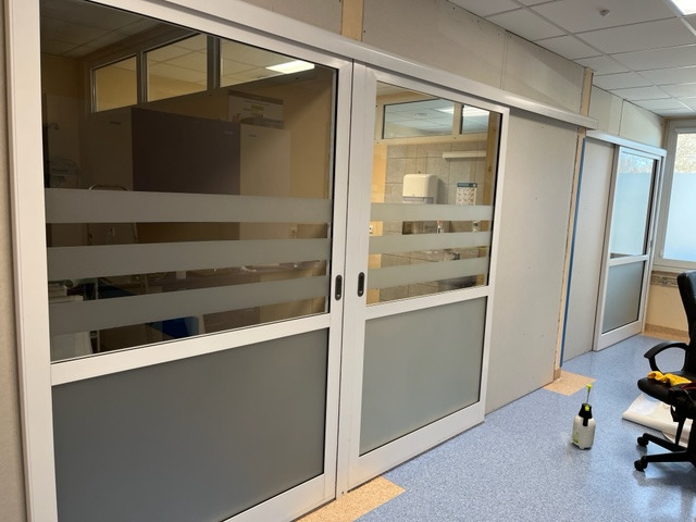 oklejenie witryn folią mleczną/mrożoną + cięcie do kształtów