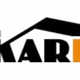 Logo firmy dekarskiej Andrzej Dzierżyński DEKARBUD z czarnym symbolem dachu nad pomarańczowym napisem BUD.