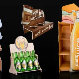 Różne rodzaje ekspozytorów POS z tektury i drewna na napoje: sok owocowy w butelkach, kawa i piwo, na czarnym tle.