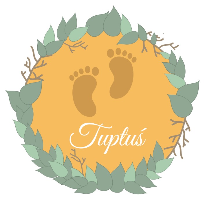 Grafika wektorowa przedstawiająca logo z napisem 'Tuptuś' w ozdobnej czcionce, otoczone stylizowanymi odciskami stóp dziecka i wiankiem z liści na pomarańczowym tle.