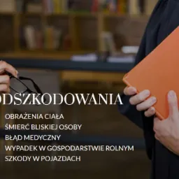 Osoba w todze trzyma pomarańczowy segregator, obok dłoń podająca okulary, w tle regał z książkami i tekst informujący o odszkodowaniach za obrażenia ciała, śmierć bliskiej osoby, błąd medyczny...