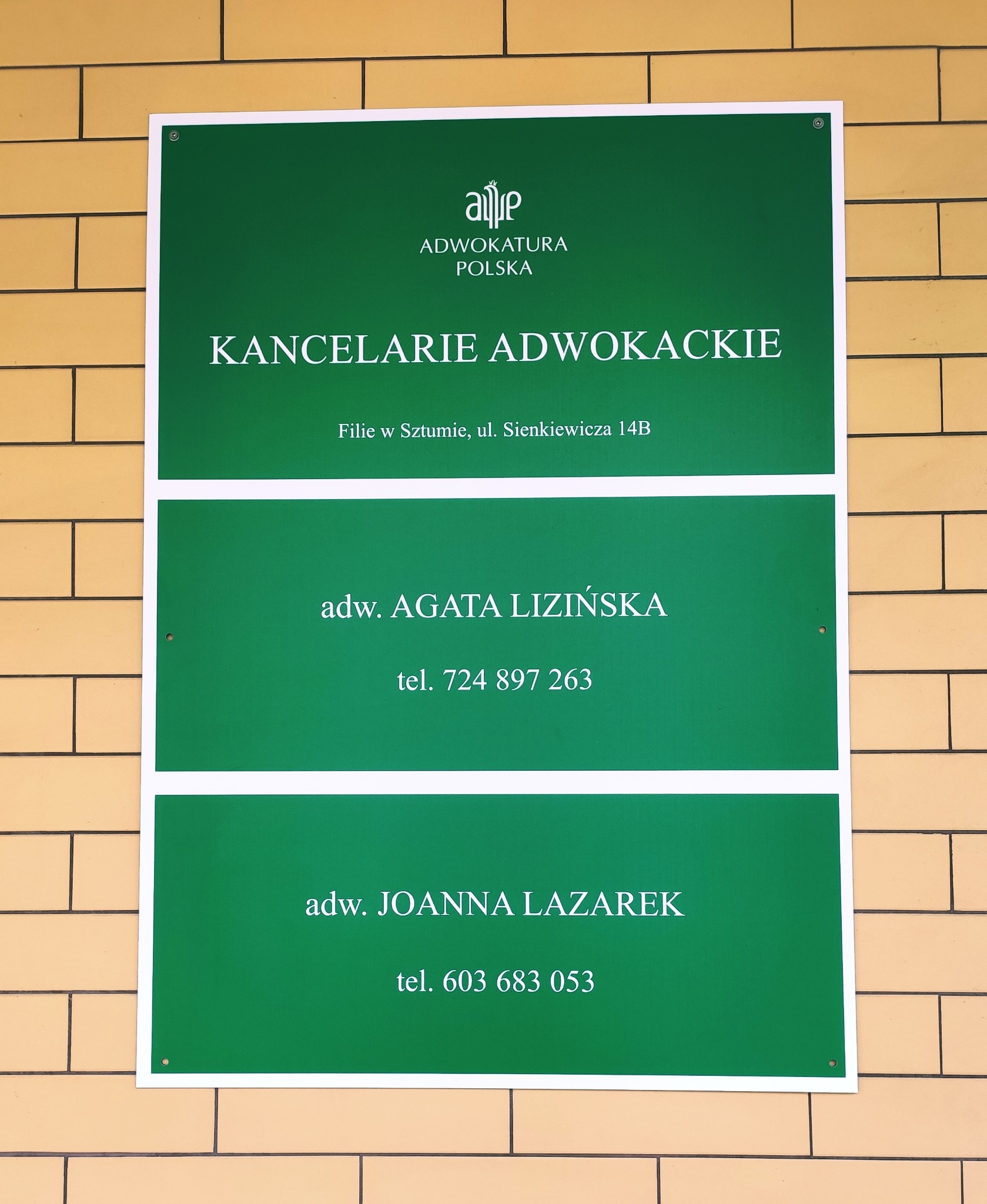 Zewnętrzny szyld informacyjny Kancelarii Adwokackiej Polska z siedzibą w Sztumie przy ulicy Sienkiewicza 14B, zawierający dane kontaktowe adwokatów Agaty Lizińskiej i Joanny Lazarek, zamocowany...