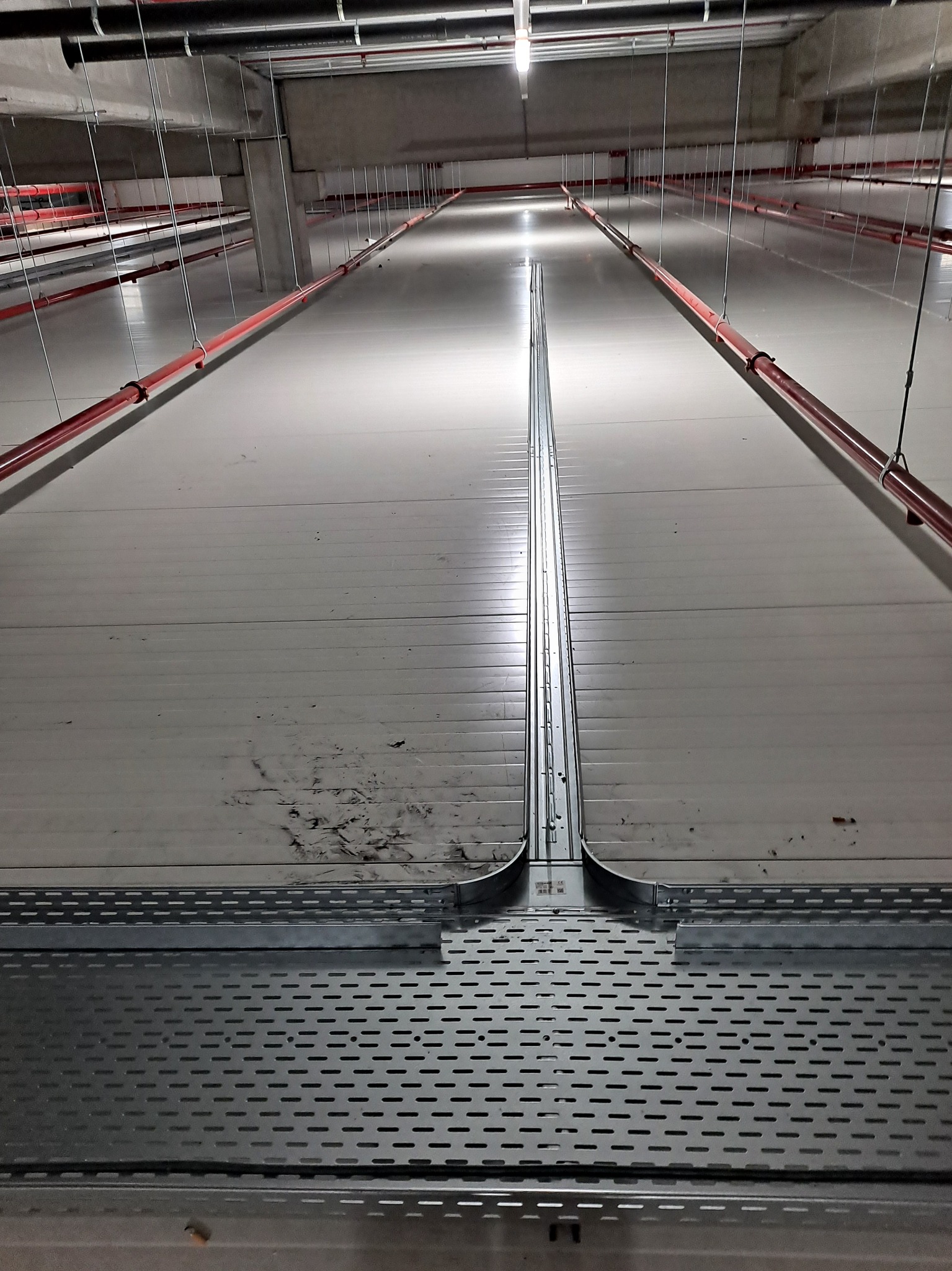 Montaż tras kablowych