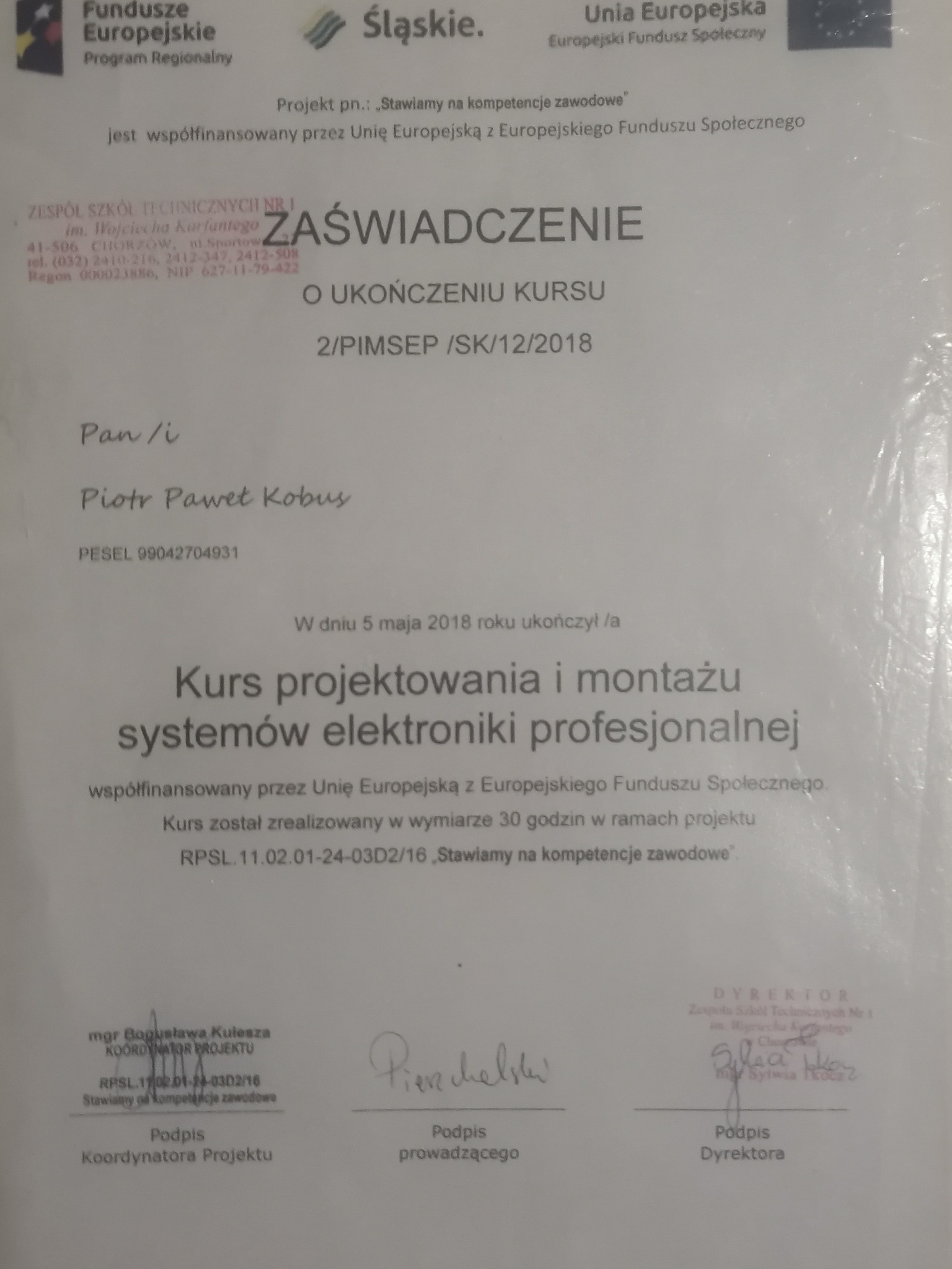 Skan dokumentu - zaświadczenie o ukończeniu kursu projektowania i montażu systemów elektroniki profesjonalnej, z pieczęciami i podpisami, wydane przez Zespół Szkół Technicznych nr 1 w Chorzowie.