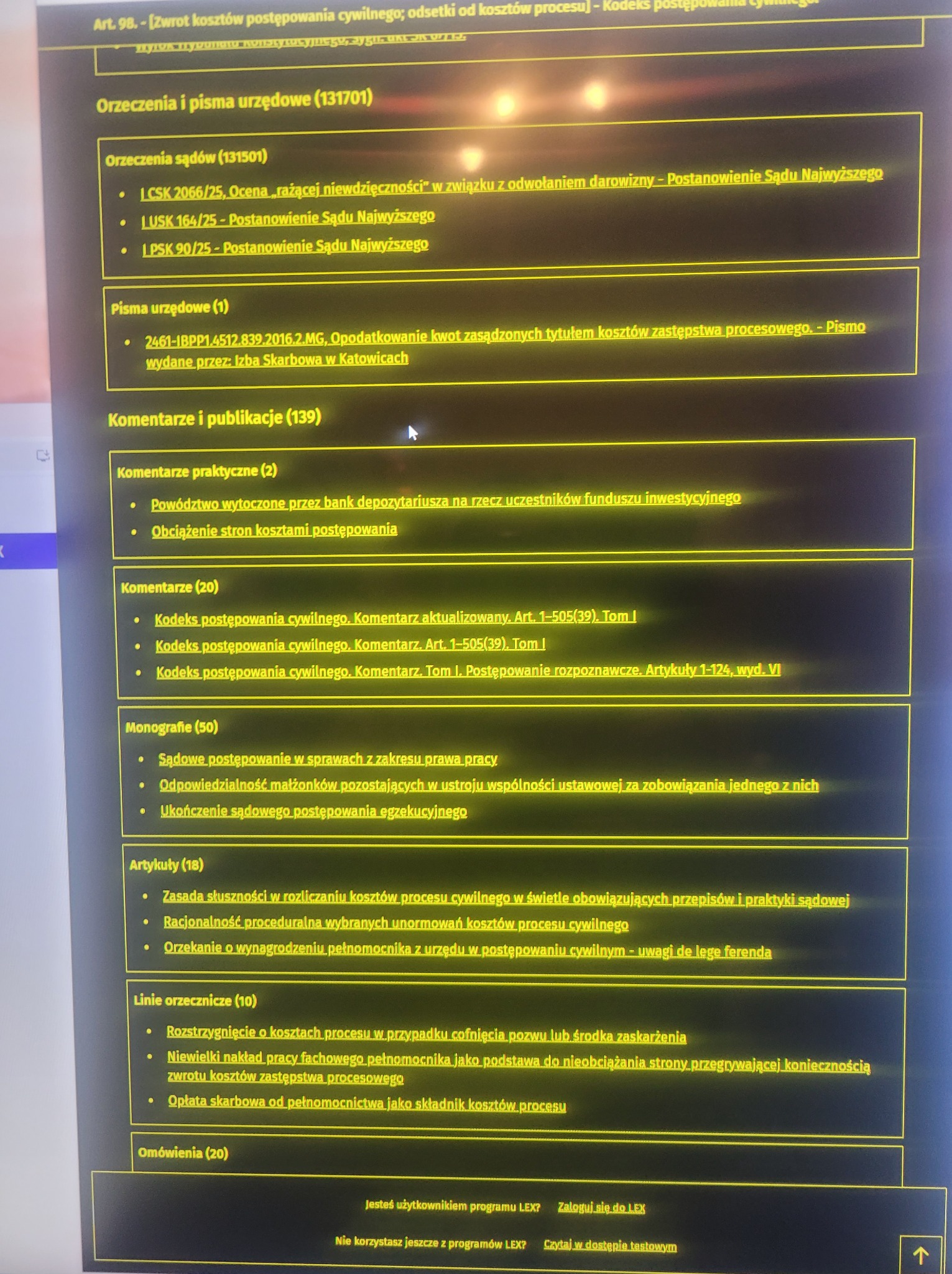 Ekran komputera z otwartym programem LEX, prezentującym artykuły, orzeczenia i komentarze dotyczące kosztów postępowania cywilnego. Żółte podświetlenia na czarnym tle.