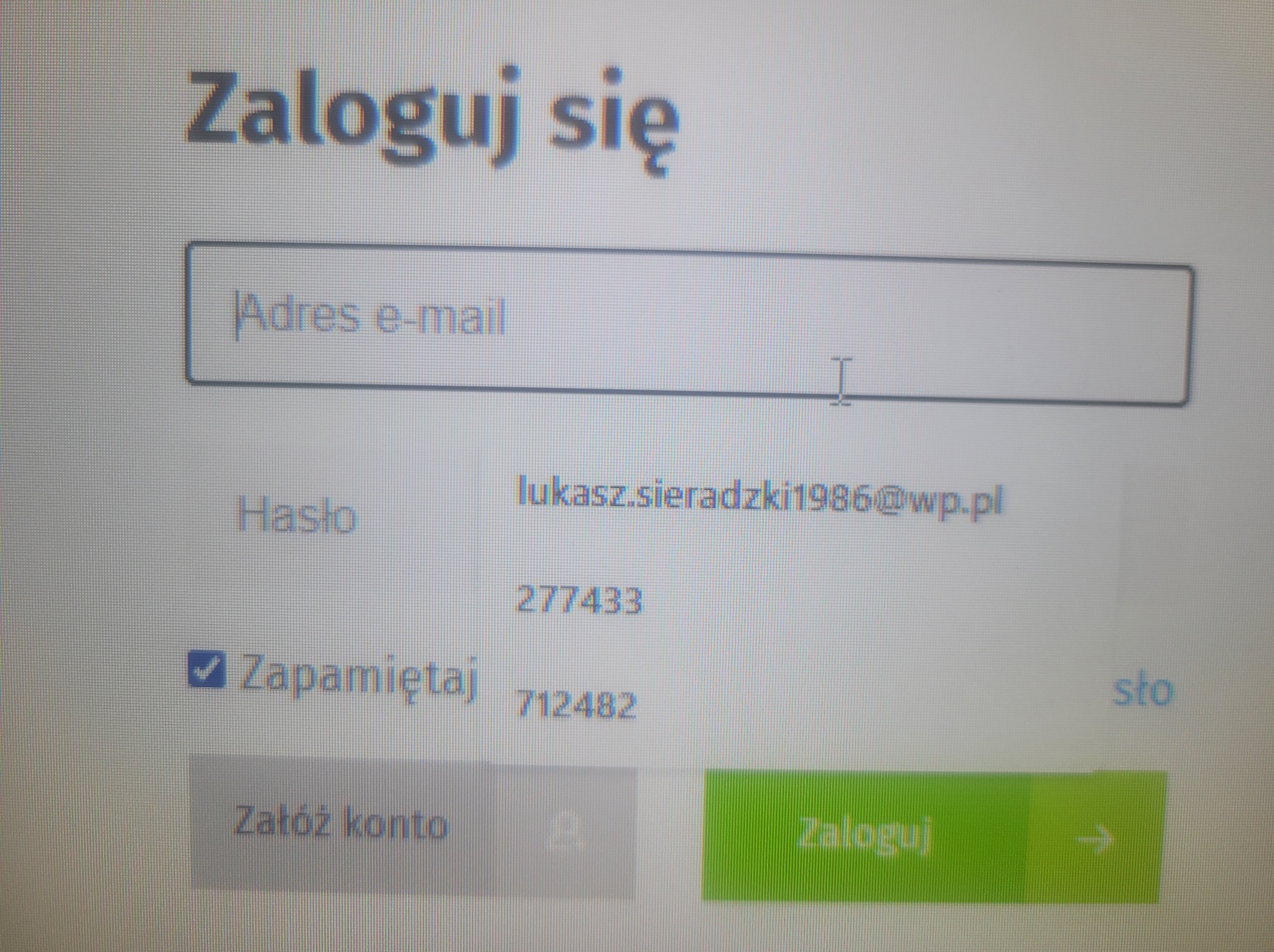 Ekran logowania z wypełnionym adresem e-mail i hasłem, zaznaczoną opcją 'Zapamiętaj' i widocznym przyciskiem 'Zaloguj'.
