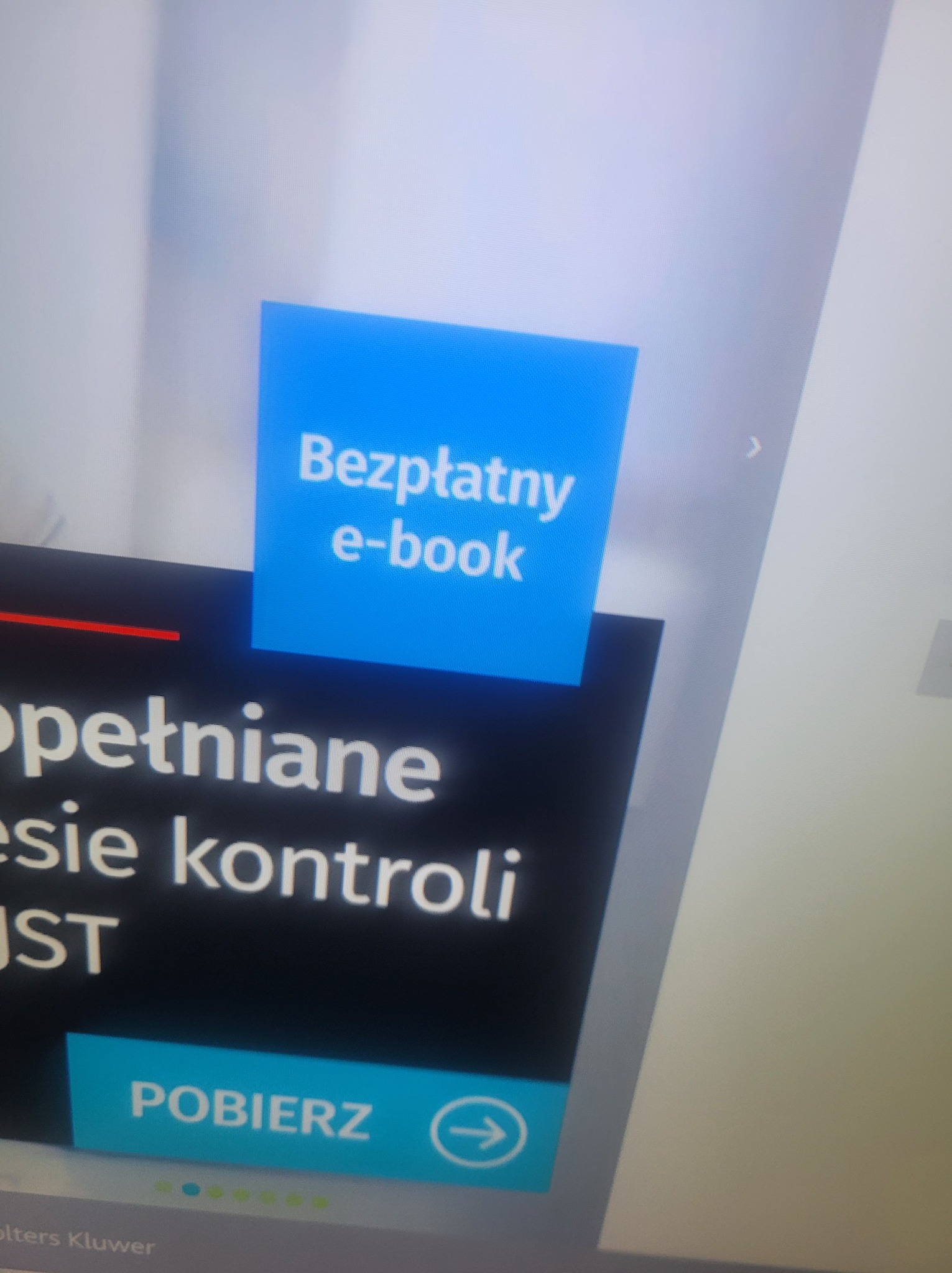 Ekran komputera z reklamą darmowego e-booka i przyciskiem 'Pobierz' w Wejherowie. Elementy interfejsu strony internetowej.