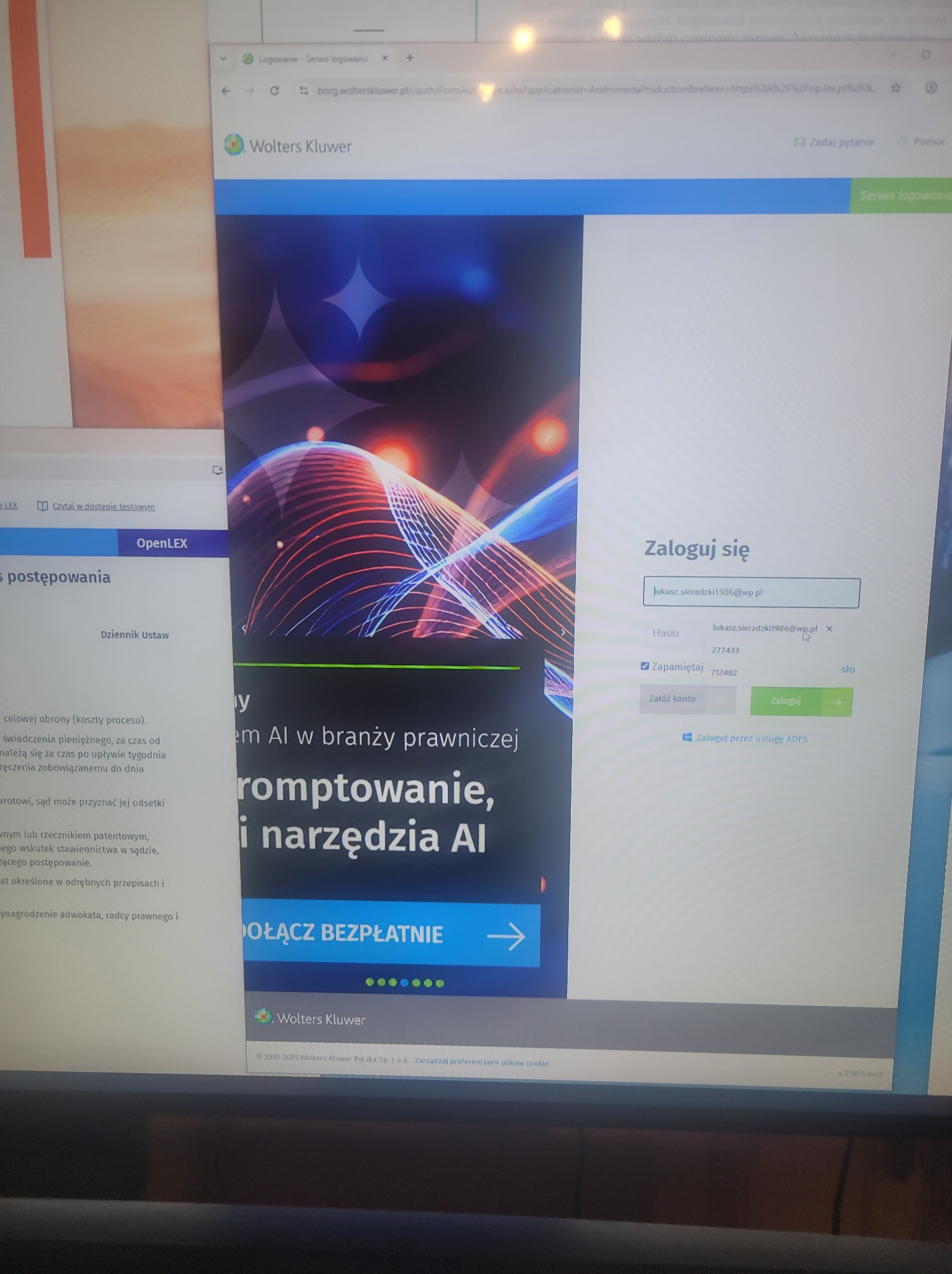 Ekran komputera z otwartą stroną logowania Wolters Kluwer, widoczny pasek adresu i zakładki przeglądarki. Fragment Dziennika Ustaw po lewej stronie ekranu.