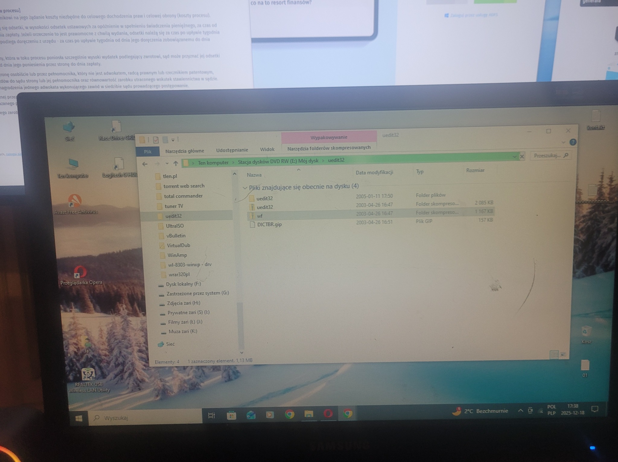 Ekran laptopa z otwartym oknem eksploratora Windows, wyświetlającym zawartość folderu z plikami. Widoczny pasek zadań z ikonami programów i datą.