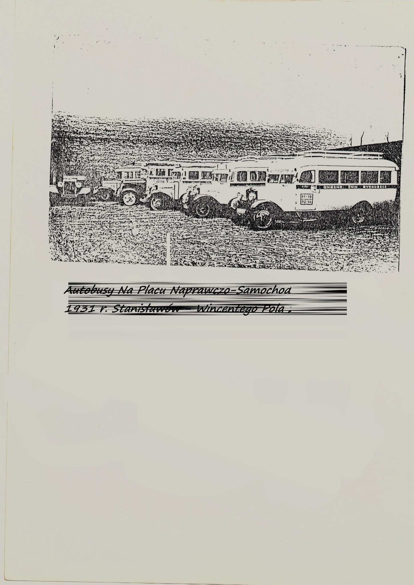 Czarno-biała fotografia z 1931 roku przedstawiająca rząd autobusów na Placu Warsztatu Samochodowego w Stanisławowie (obecnie Rumia). Autobusy mają tablice rejestracyjne M-19 PZ-36 i napis...