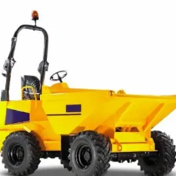 Żółta wywrotka budowlana z oponami o grubym bieżniku, widoczna lampa ostrzegawcza na kabinie, zaparkowana na białym tle.