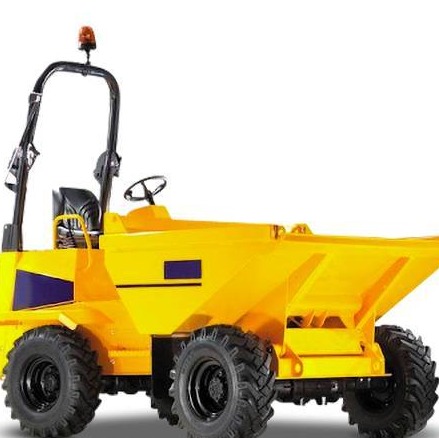 Żółta wywrotka budowlana z oponami o grubym bieżniku, widoczna lampa ostrzegawcza na kabinie, zaparkowana na białym tle.