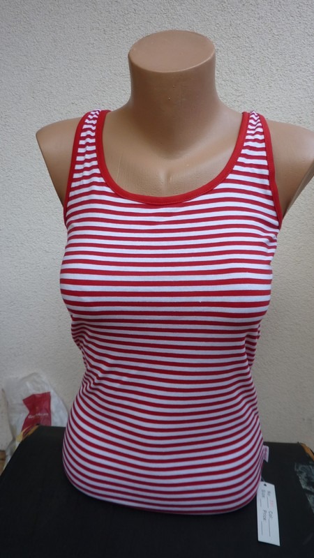 Pasiasta czerwono-biała bluzka na manekinie w Białymstoku, widoczna metka z ceną.
