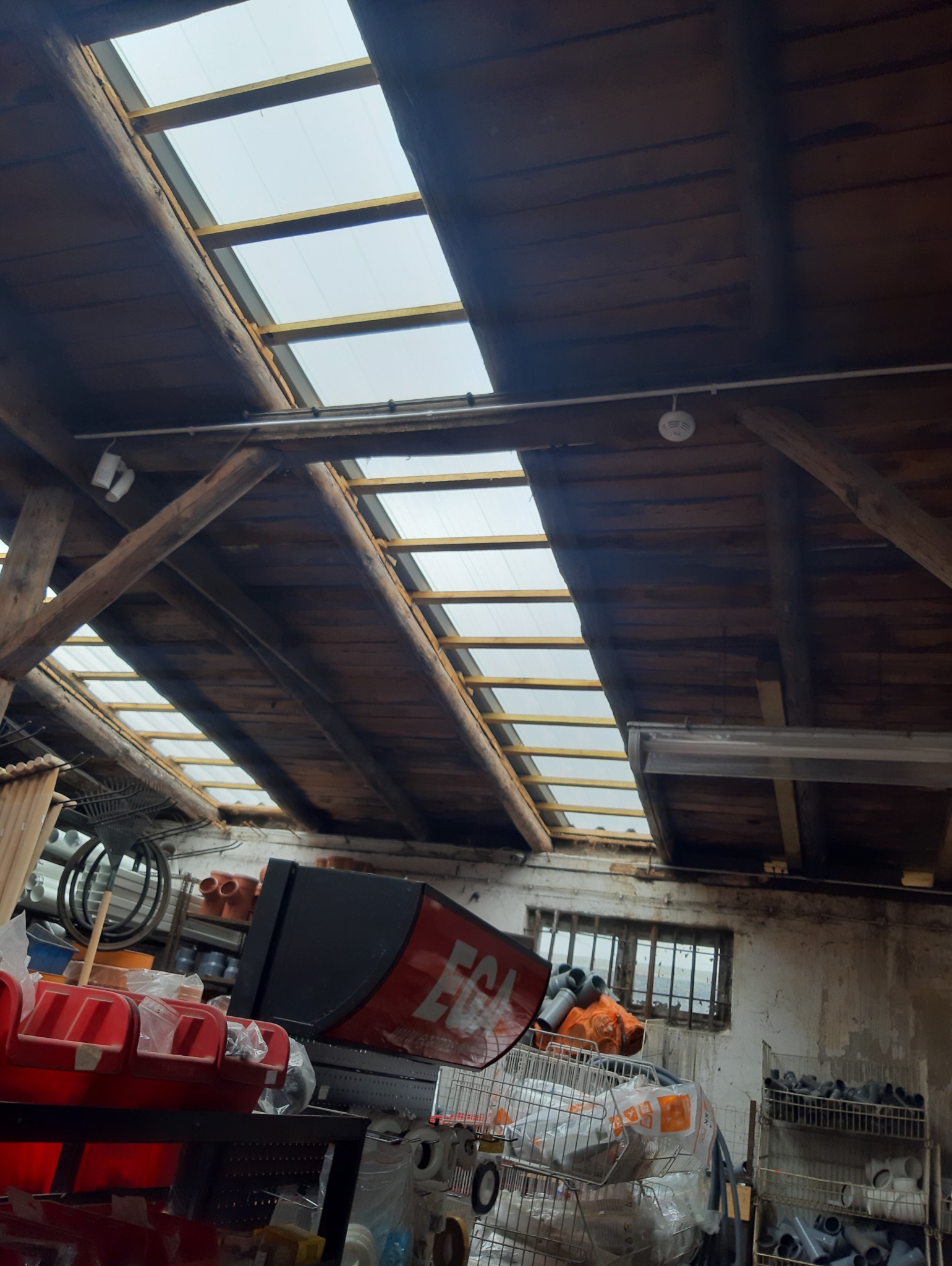 Alarm magazynu. Zabezpieczony również czujka dymu.