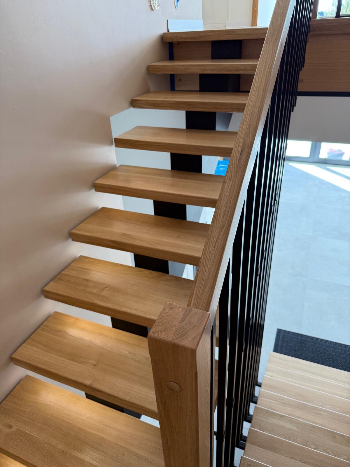 Schody dębowe z podświetleniem led na belce metalowej