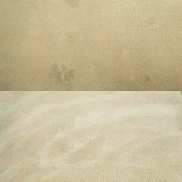 Beżowy dywan: górna część z widocznymi, ciemniejszymi plamami przed czyszczeniem, dolna część po czyszczeniu, o jaśniejszym, jednolitym odcieniu.