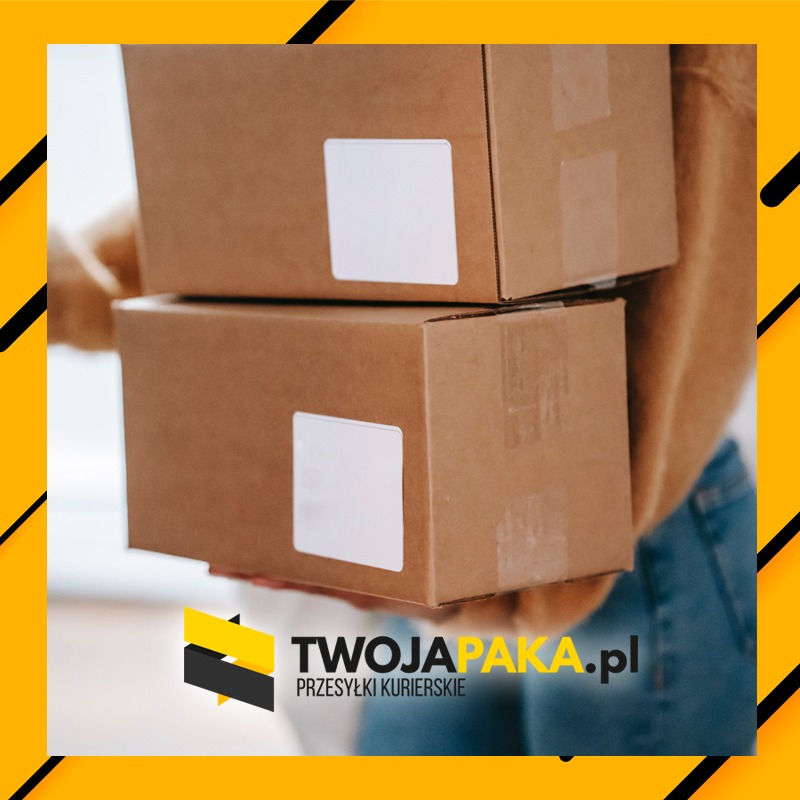 Osoba trzyma w rękach dwie zapakowane kartonowe paczki z białymi etykietami, widoczne logo firmy kurierskiej TwojaPaka.pl w dolnej części kadru.