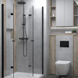 Nowoczesna łazienka z kabiną prysznicową typu walk-in z czarnymi profilami, deszczownicą, wiszącą toaletą i szafką z półkami w odcieniach szarości i drewna.