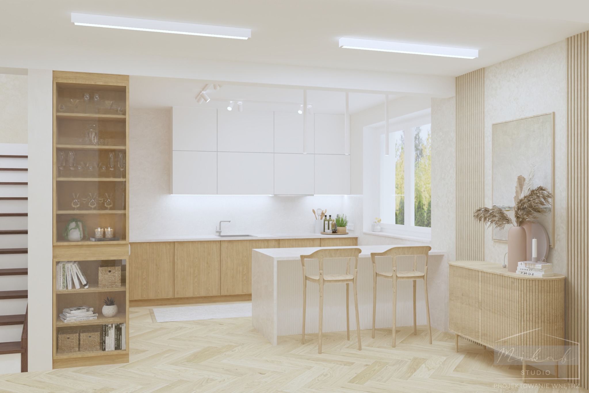 Jasna, nowoczesna kuchnia z drewnianymi akcentami: szafki dolne, wyspa z dwoma hokerami, przeszklona witryna z dekoracjami, drewniana komoda z wazonem i obrazem na ścianie z lameli. Widok na okno...