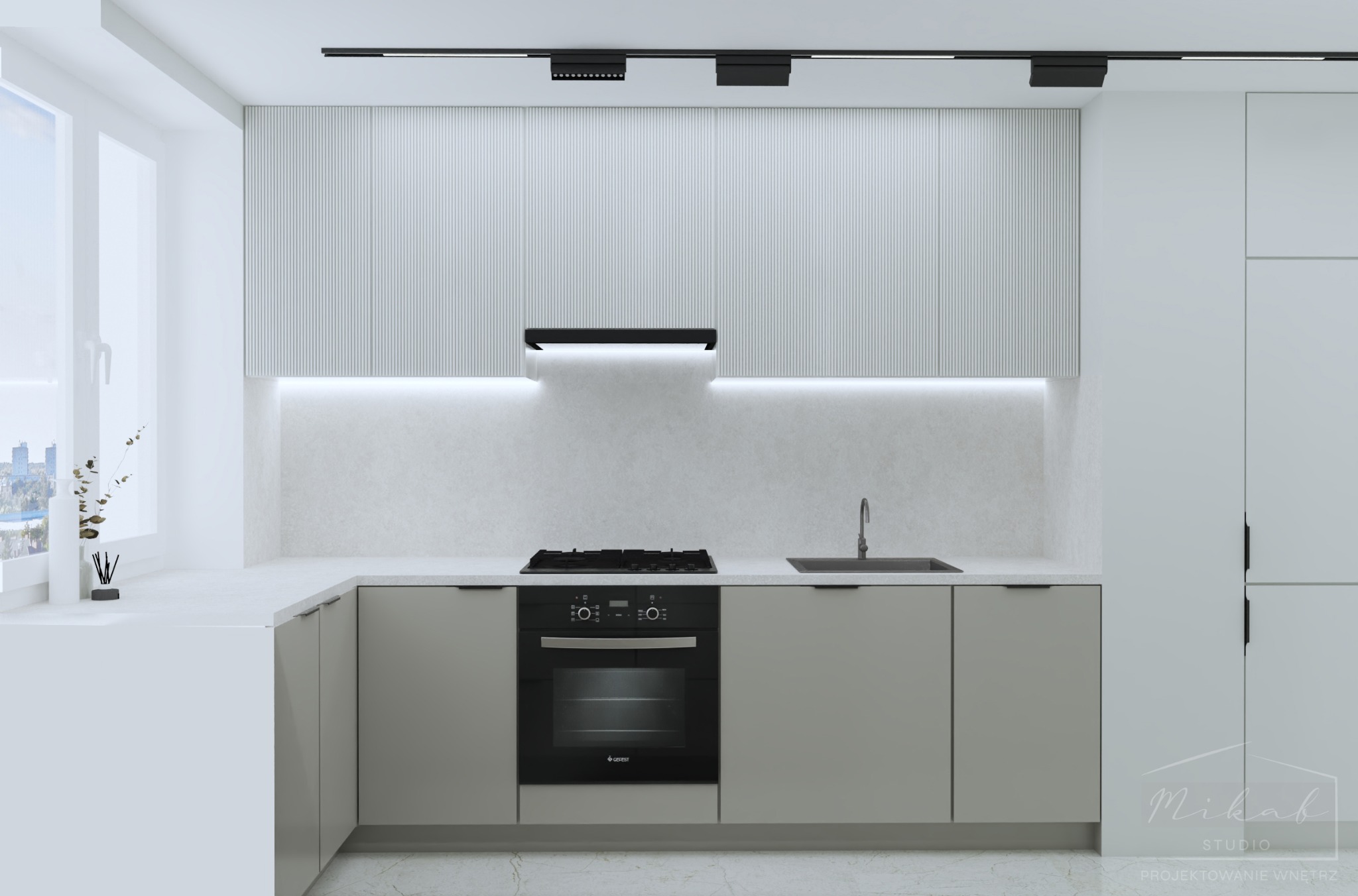 Minimalistyczna kuchnia z szarymi szafkami, czarnym piekarnikiem i płytą gazową, oświetleniem LED podszafkowym i dekoracyjną ścianą z pionowymi panelami, widok na miasto przez okno.