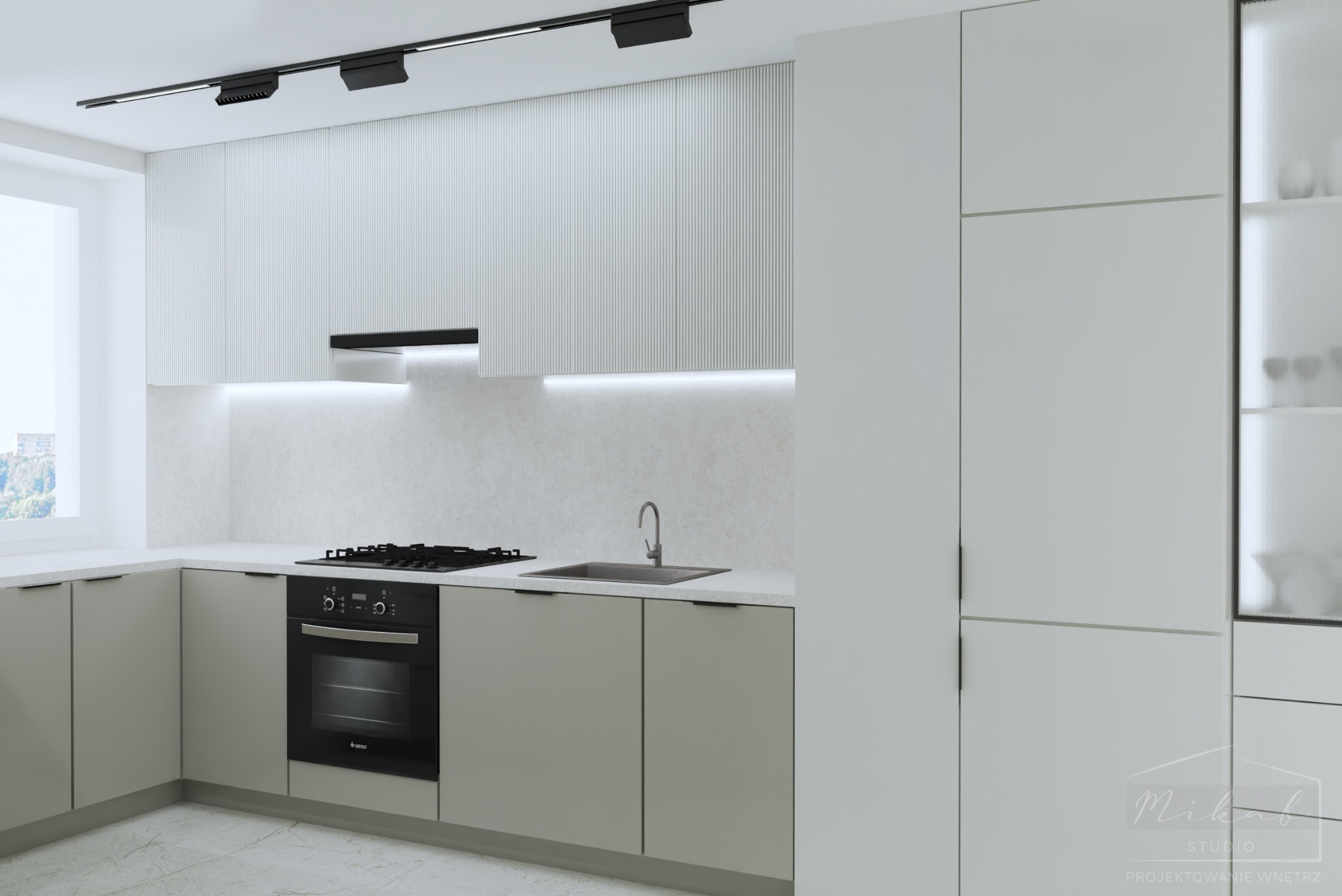 Minimalistyczna kuchnia w odcieniach szarości i bieli, z czarną płytą grzewczą i piekarnikiem, oświetleniem punktowym i panelem ściennym z pionowymi żłobieniami, widok na miasto przez okno.