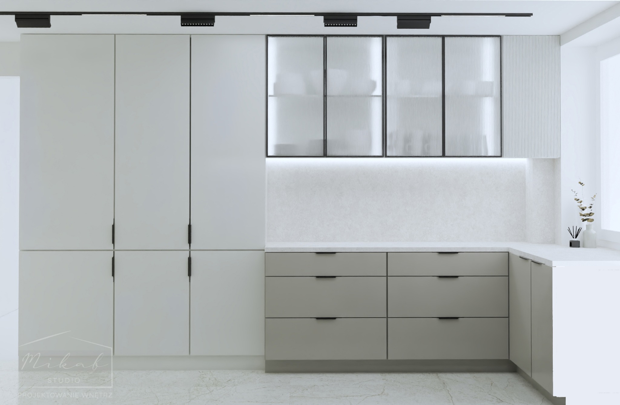Minimalistyczna kuchnia w jasnych szarościach z matowymi frontami szafek, szklanymi witrynami z ryflowanego szkła i subtelnym oświetleniem LED pod szafkami wiszącymi.
