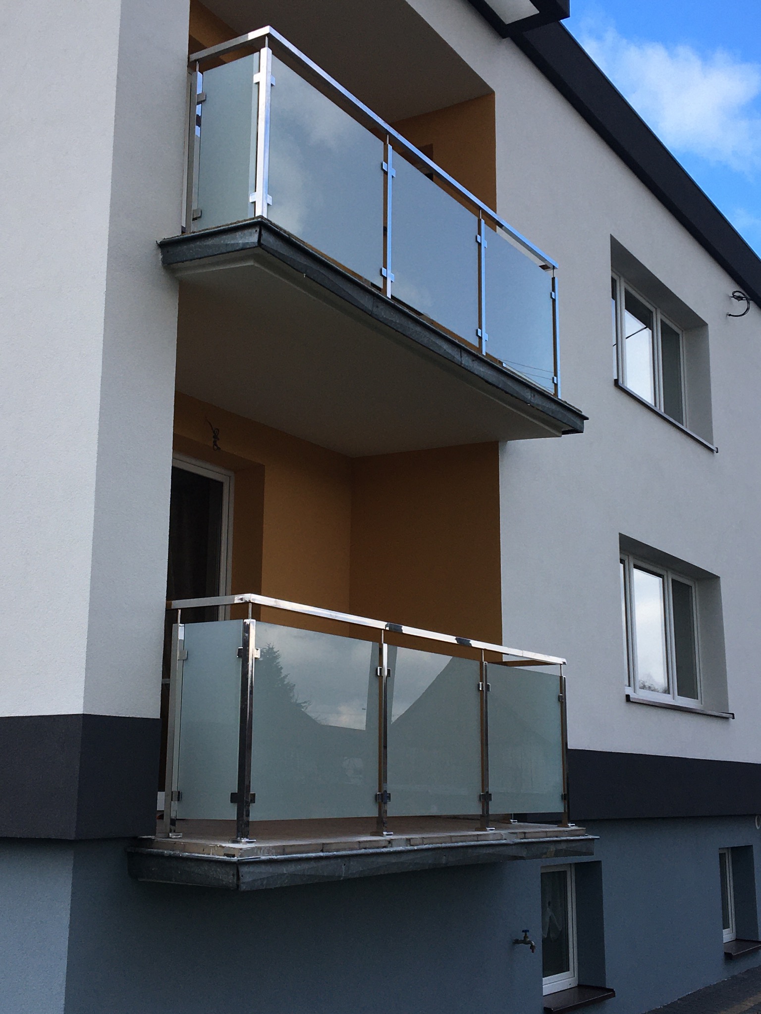 Balustrada Balkonowa Nierdzewna z wypełnieniem szklanym
