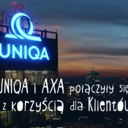Wieżowiec z neonowym logo UNIQA na tle nocnej panoramy miasta, informujący o połączeniu z AXA z korzyścią dla klientów.