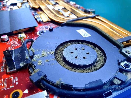 Zanieczyszczony wentylator z laptopa