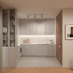 Jasna kuchnia w minimalistycznym stylu z szarymi szafkami, białymi płytkami backsplash i drewnianą szafą wbudowaną, uzupełniona o dekoracyjną wazę i abstrakcyjny obraz na ścianie.