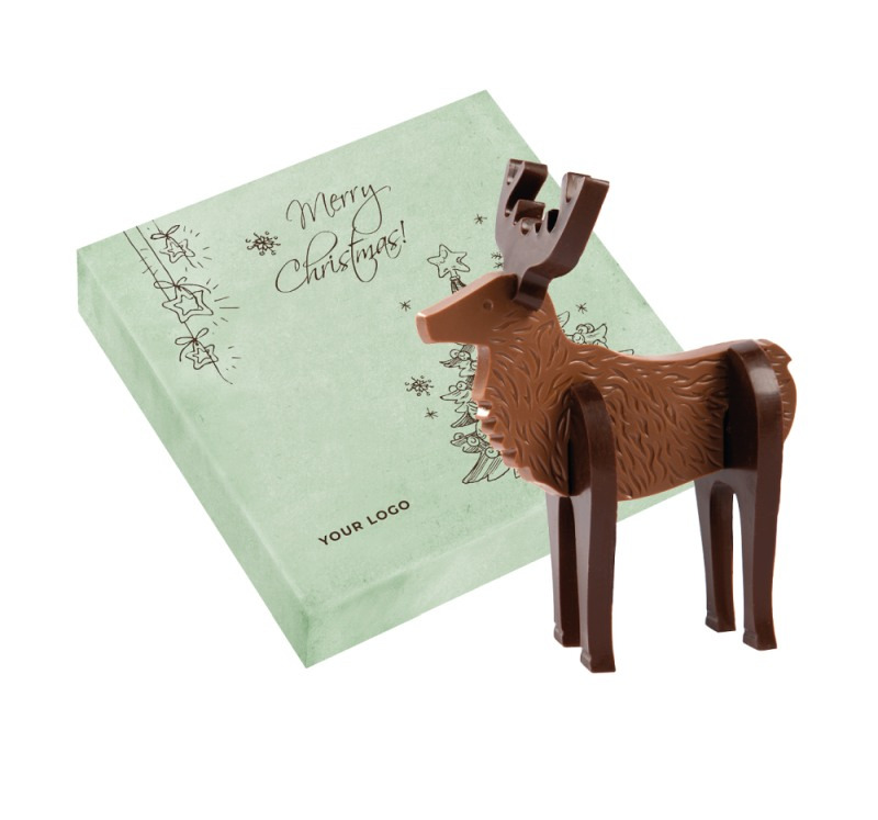 Czekoladowy renifer 3D stojący obok zielonego pudełka prezentowego z napisem 'Merry Christmas' i miejscem na logo firmy.