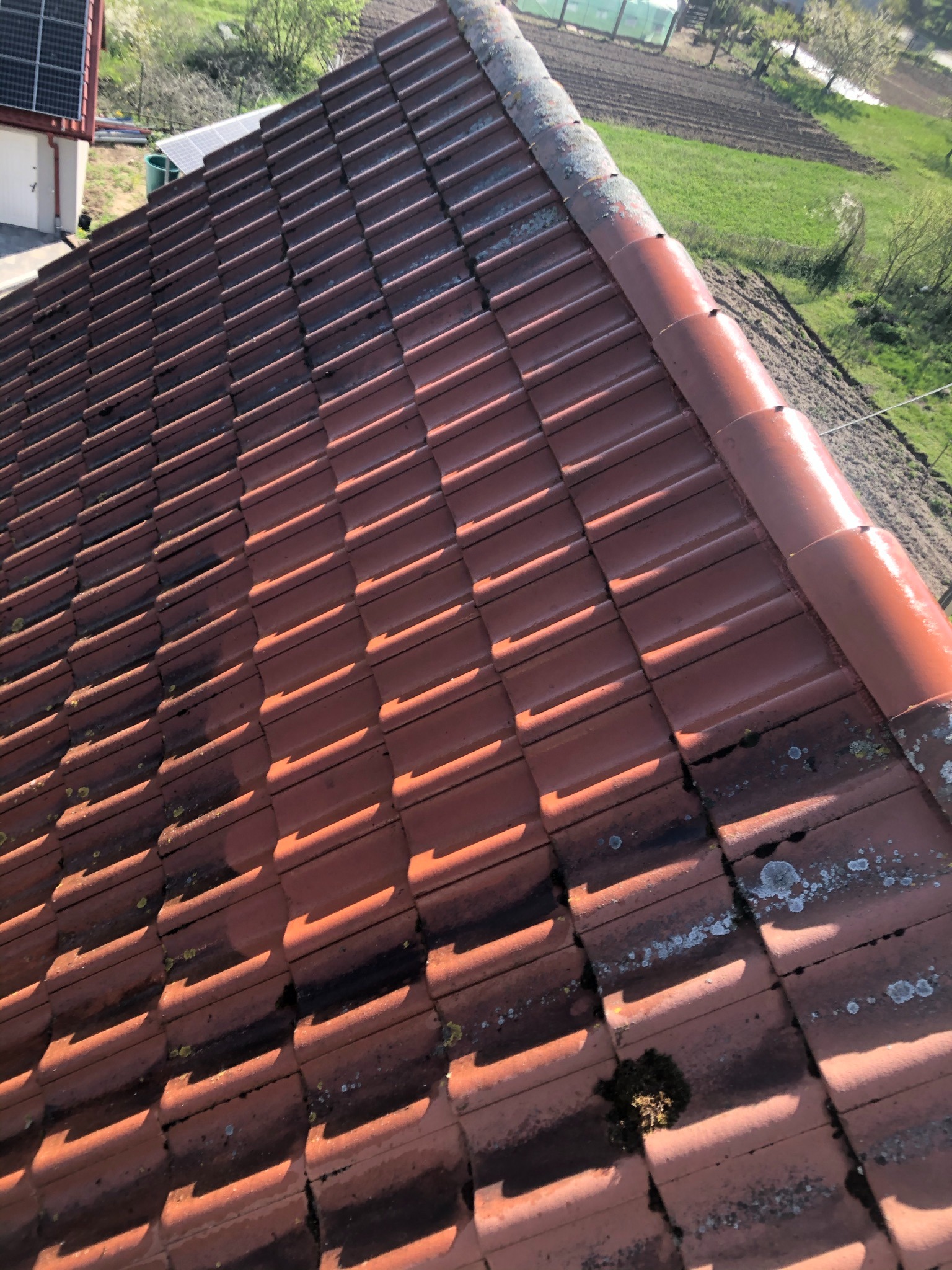 Mycie dachu z 15-letniego zabrudzenia, dużo mchu, ptasich odchodów oraz smolistych zabrudzeń