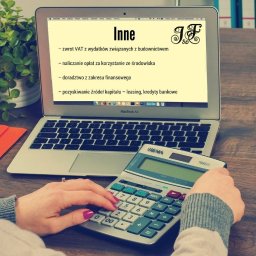 Honestly Group Sp. z o.o. - Kobieta z pomalowanymi na różowo paznokciami używa kalkulatora Sigma TR4512 obok otwartego laptopa Macbook Air wyświetlającego listę usług finansowych, w tym zwrot VAT i doradztwo finansowe. Za...