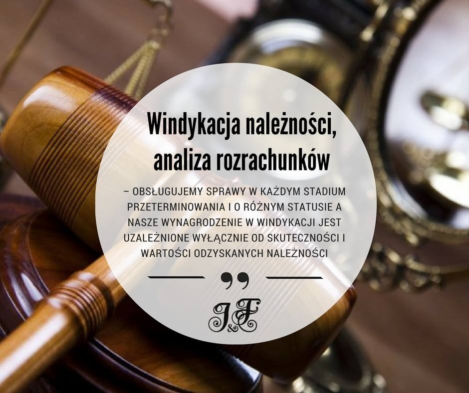 Drewniany młotek sędziowski obok wagi sprawiedliwości i owalnej ramki zegara, nakładka graficzna z tekstem o windykacji należności i analizie rozrachunków.