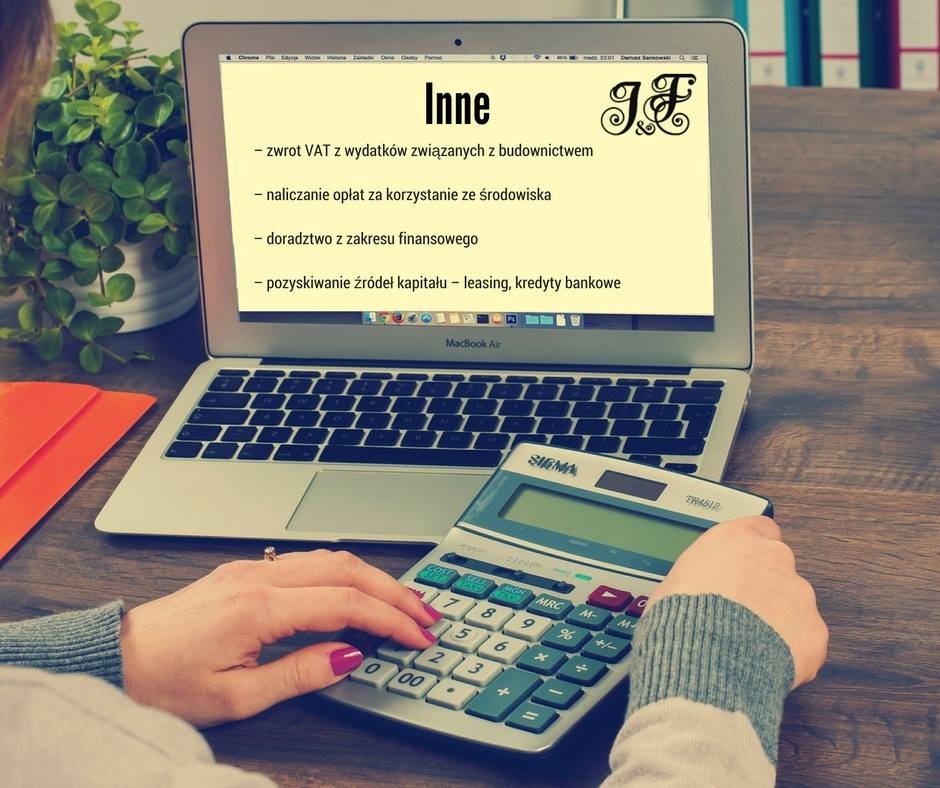 Kobieta z pomalowanymi na różowo paznokciami używa kalkulatora Sigma TR4512 obok otwartego laptopa Macbook Air wyświetlającego listę usług finansowych, w tym zwrot VAT i doradztwo finansowe. Za...