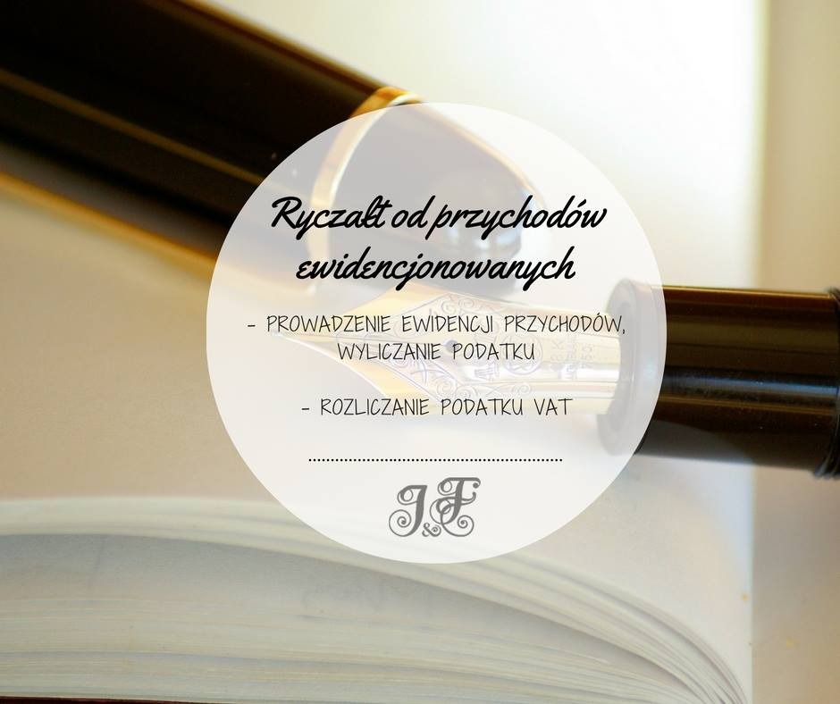 Czarno-złote pióro wieczne leżące na otwartej książce, z nałożonym okrągłym elementem graficznym zawierającym tekst o ryczałcie od przychodów ewidencjonowanych, prowadzeniu ewidencji przychodów...
