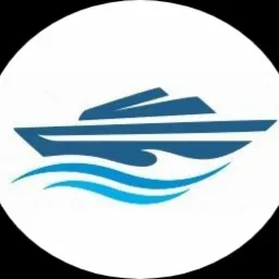 Niebieski, stylizowany piktogram łodzi motorowej z falami, umieszczony w białym okręgu na czarnym tle.