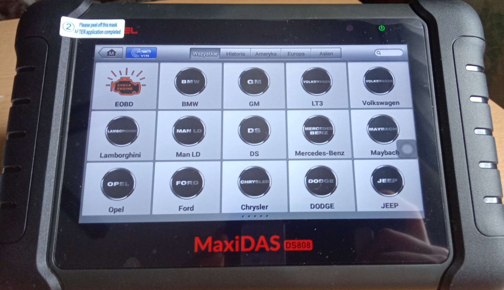 Ekran urządzenia diagnostycznego MaxiDAS DS808 z wyborem marki pojazdu, widoczne ikony BMW, GM, Volkswagen, Lamborghini, Opel, Ford, Chrysler, Dodge i Jeep.