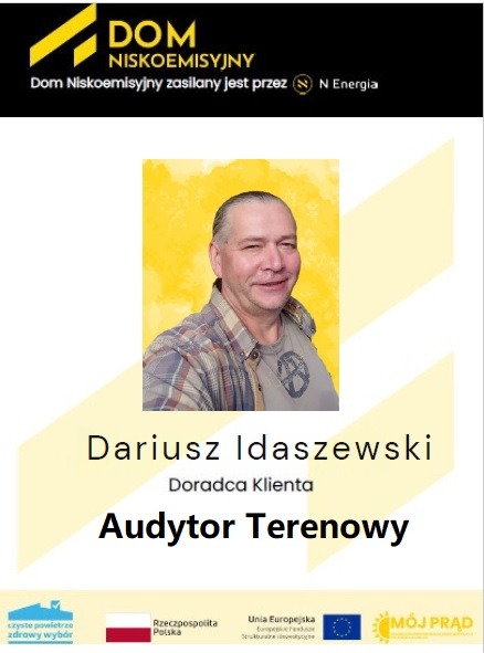 Portret Dariusza Idaszewskiego, doradcy klienta i audytora terenowego, na tle żółtego tła z logo 'Dom Niskoemisyjny' i programów dotacyjnych.