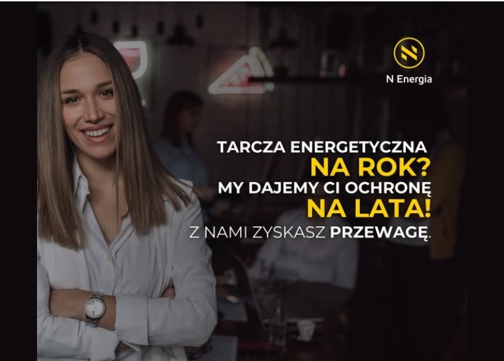 Uśmiechnięta kobieta z zegarkiem na ręku na tle biura w Rzeszowie, obok napis 'Tarcza Energetyczna na Rok? My dajemy Ci ochronę na lata! Z nami zyskasz przewagę.', logo firmy N Energia w prawym...