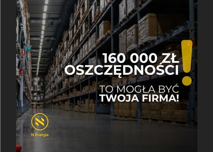 Wnętrze magazynu z regałami wypełnionymi kartonami, z nałożonym tekstem '160 000 zł oszczędności. To mogła być Twoja firma!' oraz logo N Energia w lewym dolnym rogu.